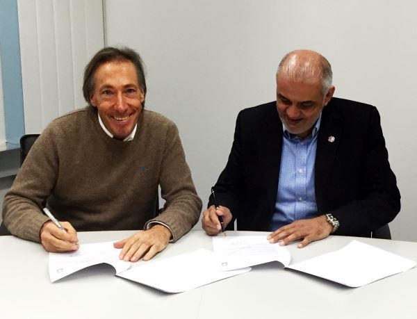 Jürgen Heimbach, Geschäftsführer der CADENAS GmbH und Thair Sharif, Gründer von The BIM Hub unterzeichnen den Partnerschaftsvertrag.